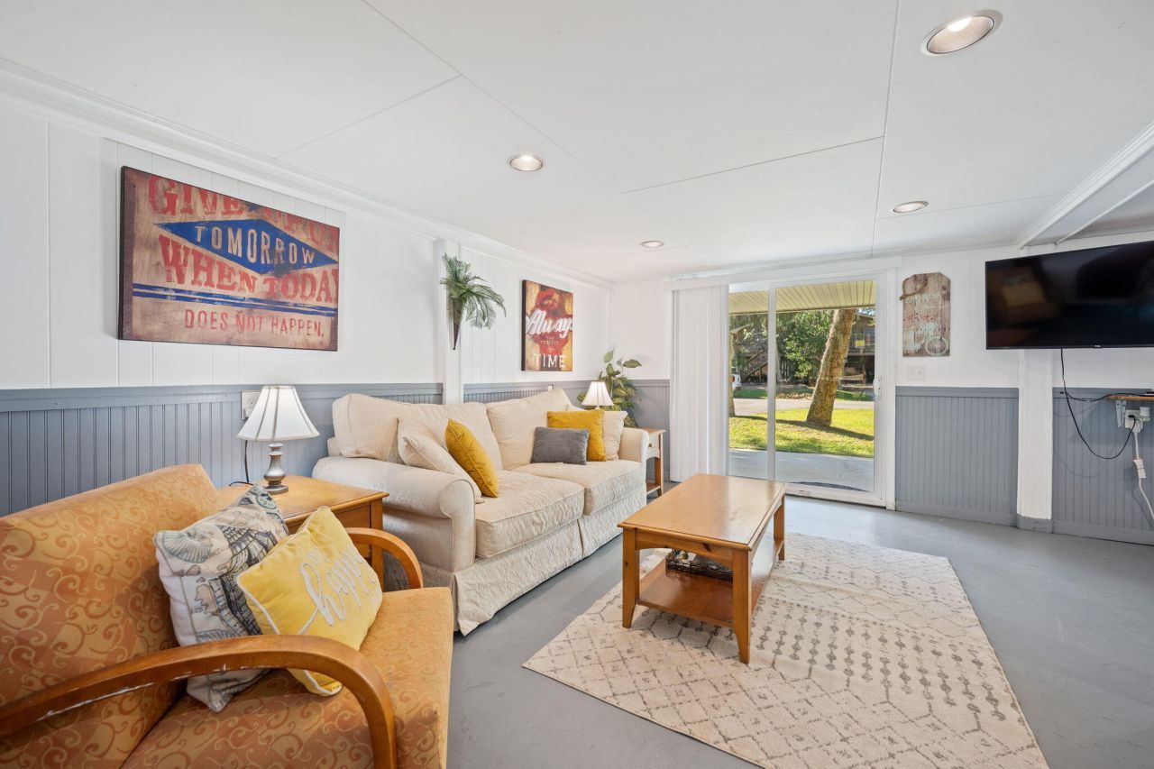 607 Portia Street Photo 38