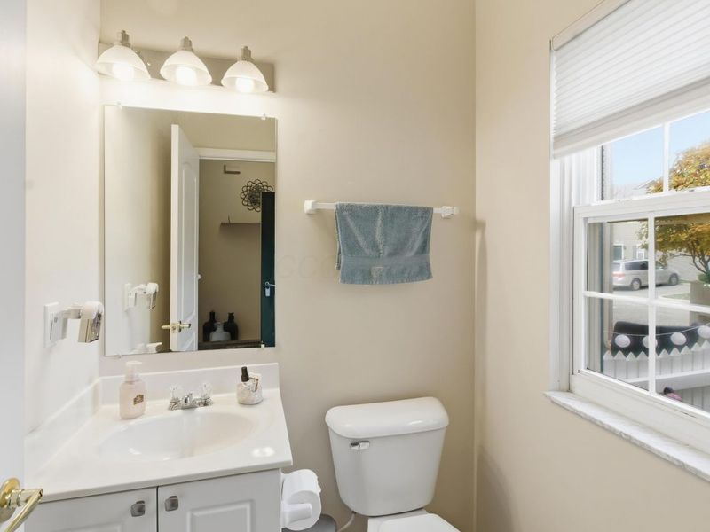 810 Mystic Pointe Drive, Lewis Center, OH 43035 Photo 10