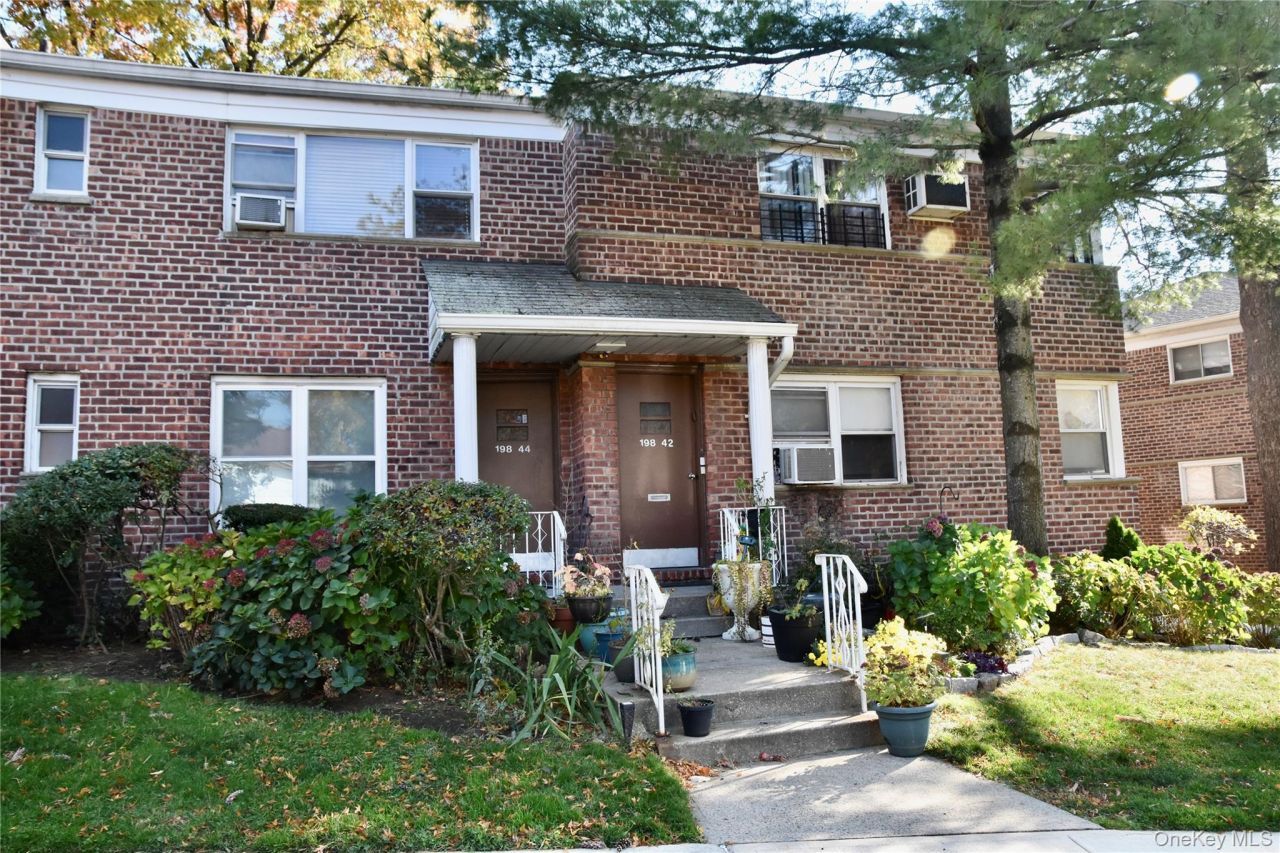 198-44 Pompeii Avenue, Unit 1A, Hollis, NY 11423 Main Photo