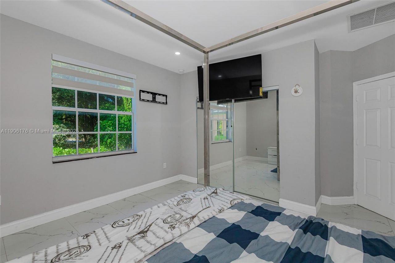 4028 NW 23rd Ct, Miami, FL 33142 Photo