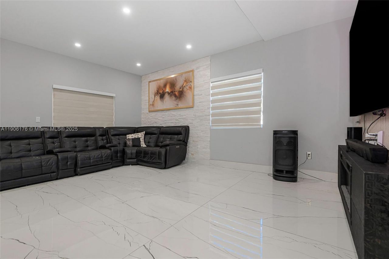 4028 NW 23rd Ct, Miami, FL 33142 Photo