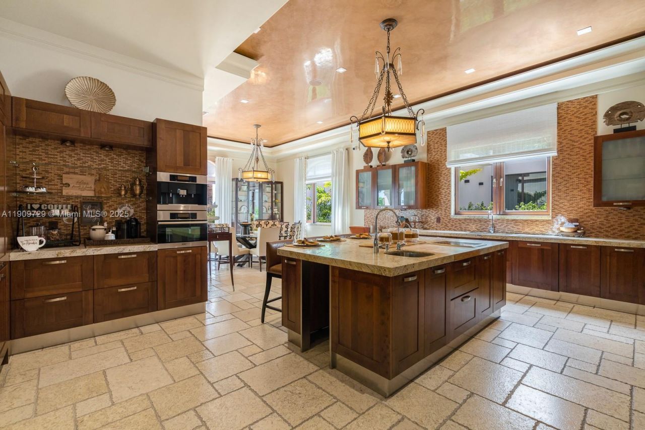 210 Palm Avenue, Miami Beach, FL 33139 Photo