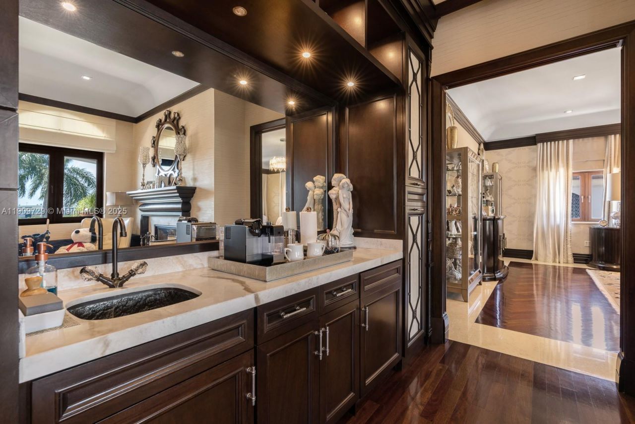 210 Palm Avenue, Miami Beach, FL 33139 Photo