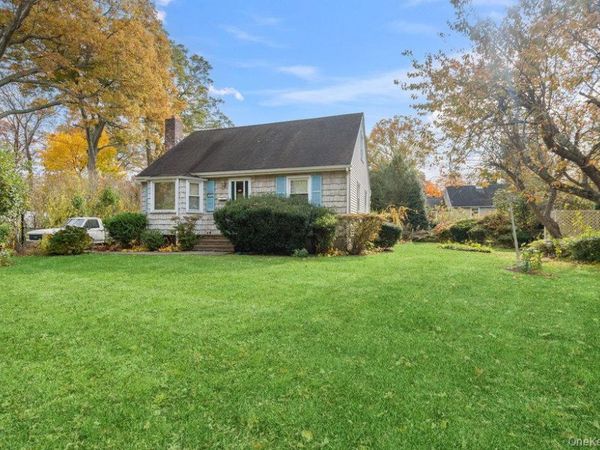 10 Stratton Drive, Huntington Station, NY 11746