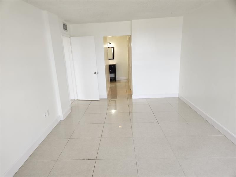 8895 Fontainebleau Boulevard, Unit 403, Miami, FL 33172 Photo