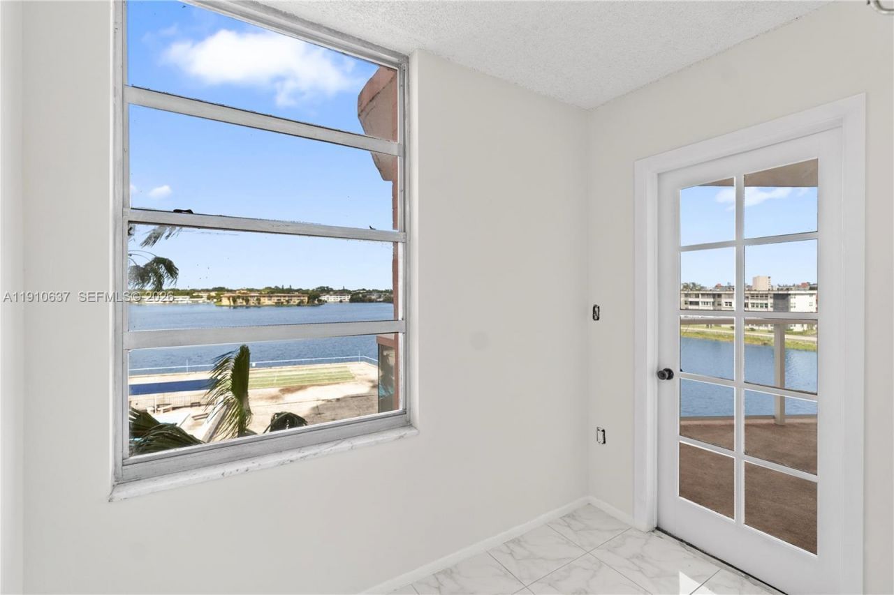 1351 NE Miami Gardens Dr, Unit 406E, Miami, FL 33179 Photo