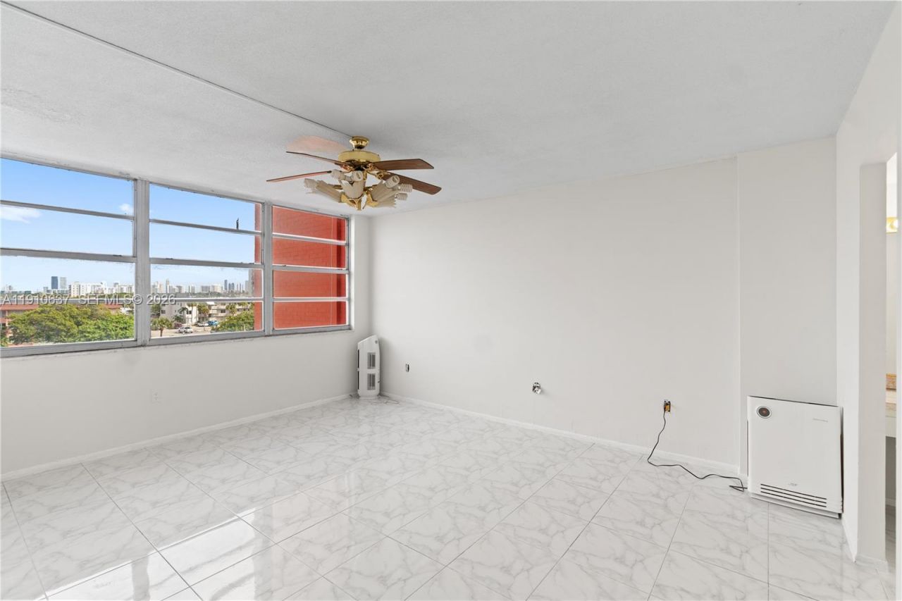 1351 NE Miami Gardens Dr, Unit 406E, Miami, FL 33179 Photo