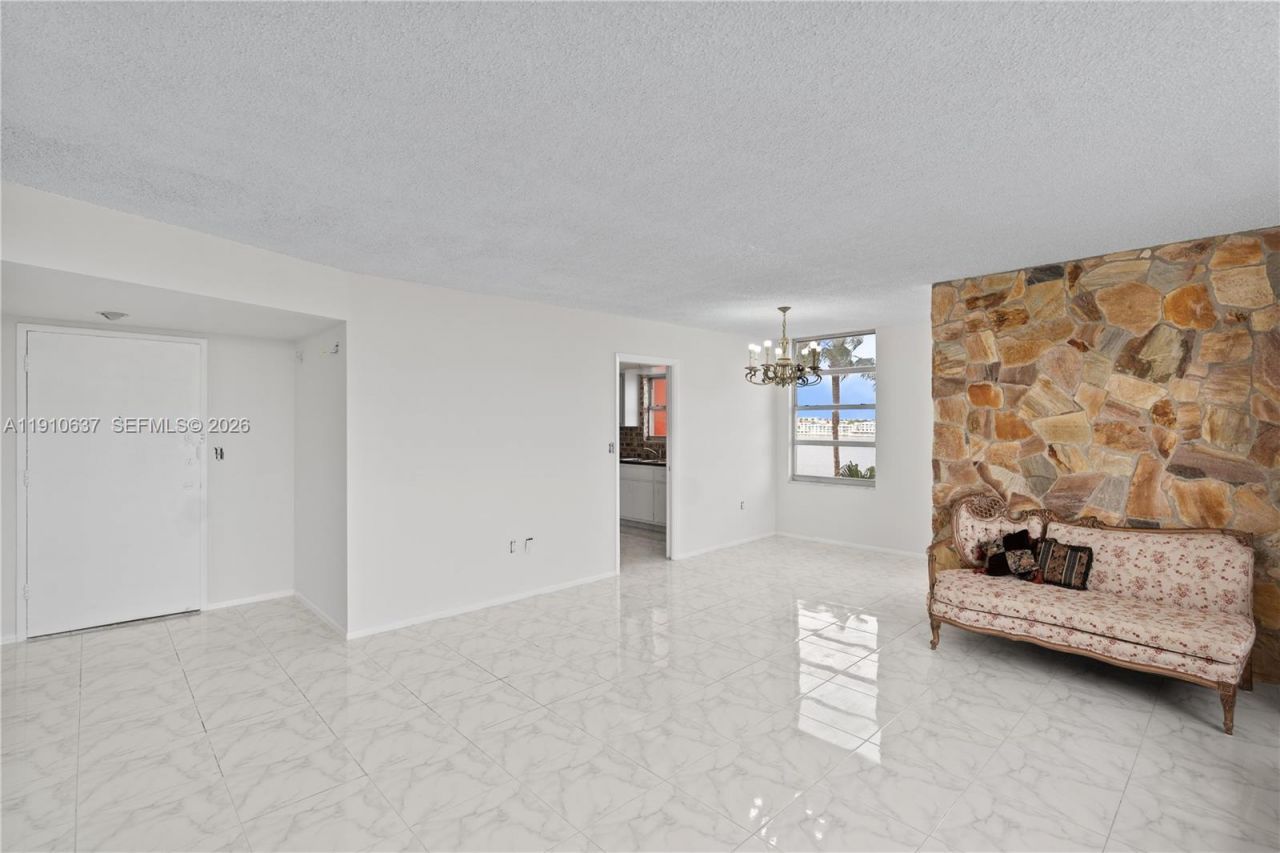 1351 NE Miami Gardens Dr, Unit 406E, Miami, FL 33179 Photo