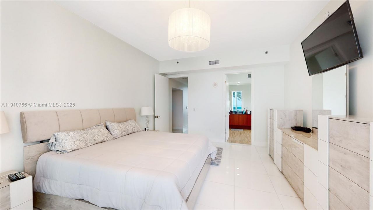 15811 Collins Ave, Unit 504, Sunny Isles Beach, FL 33160 Photo
