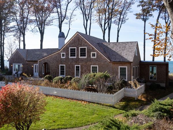 2526 Lakeshore Drive, Fennville, MI 49408