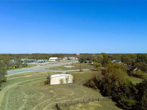 823 W Saunders Street, Trenton, TX 75490