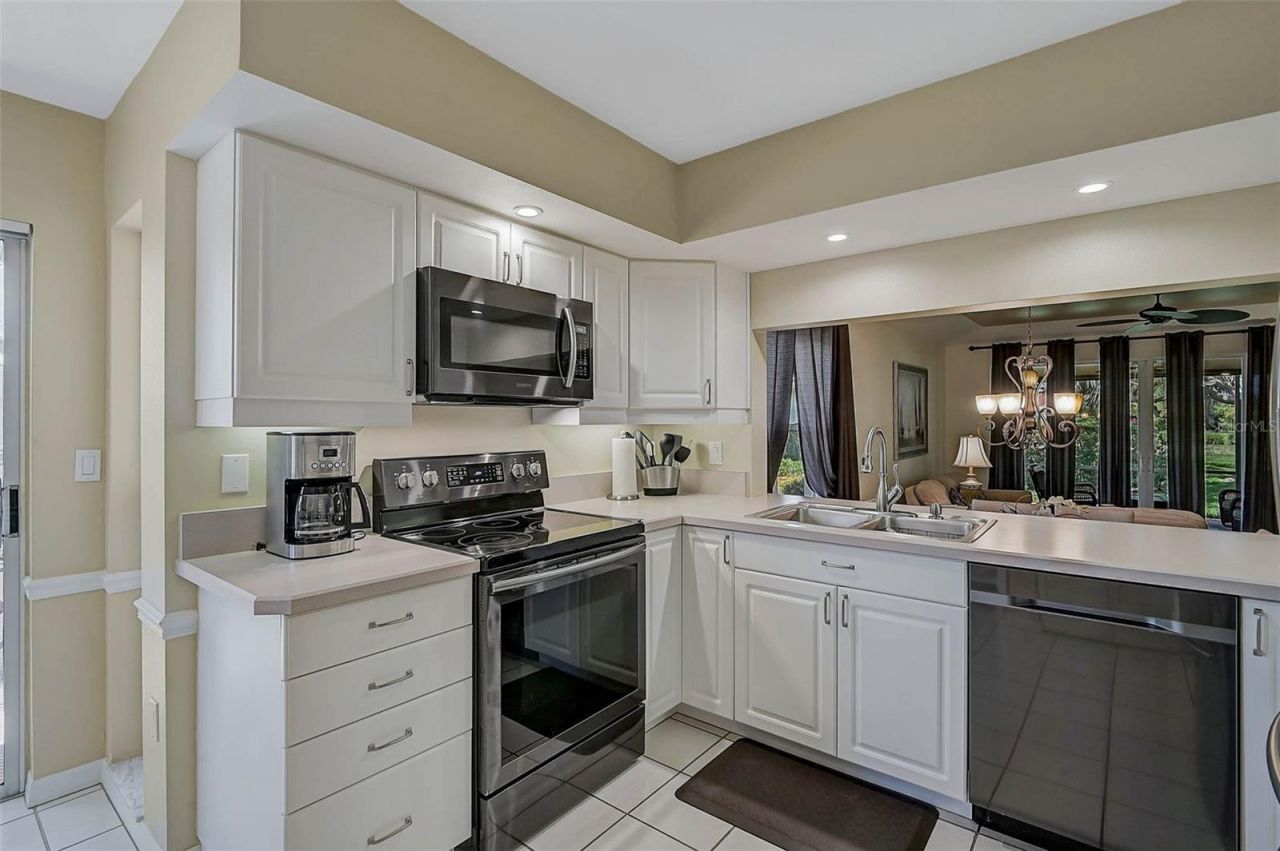 7341 Golf Pointe Circle, Sarasota, FL 34243 Photo