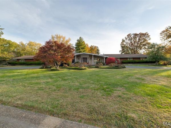 2 Country Estates Place, Frontenac, MO 63131