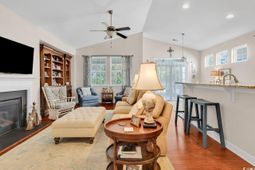 2011 Oxford St. photo 4