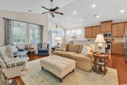 2011 Oxford St. photo 4