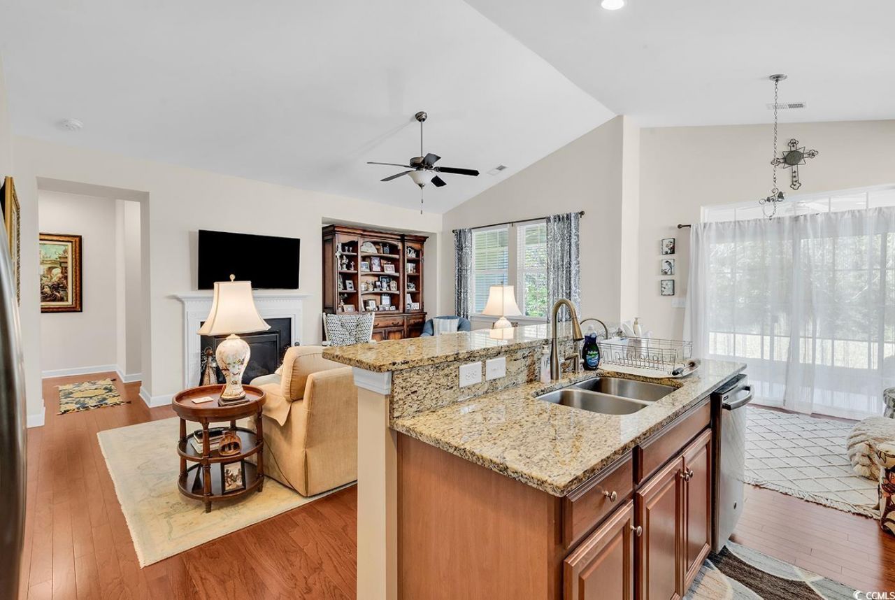 2011 Oxford St. Photo 7