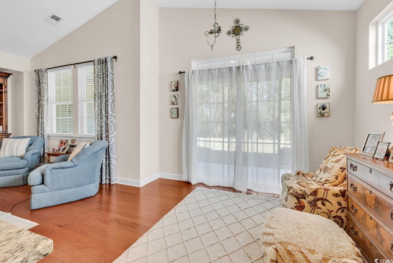 2011 Oxford St. Photo 8