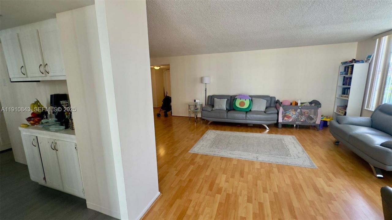 230 174th St, Unit 612, Sunny Isles Beach, FL 33160 Photo