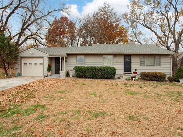 6811 Blue Parkway, Kansas City, MO 64129