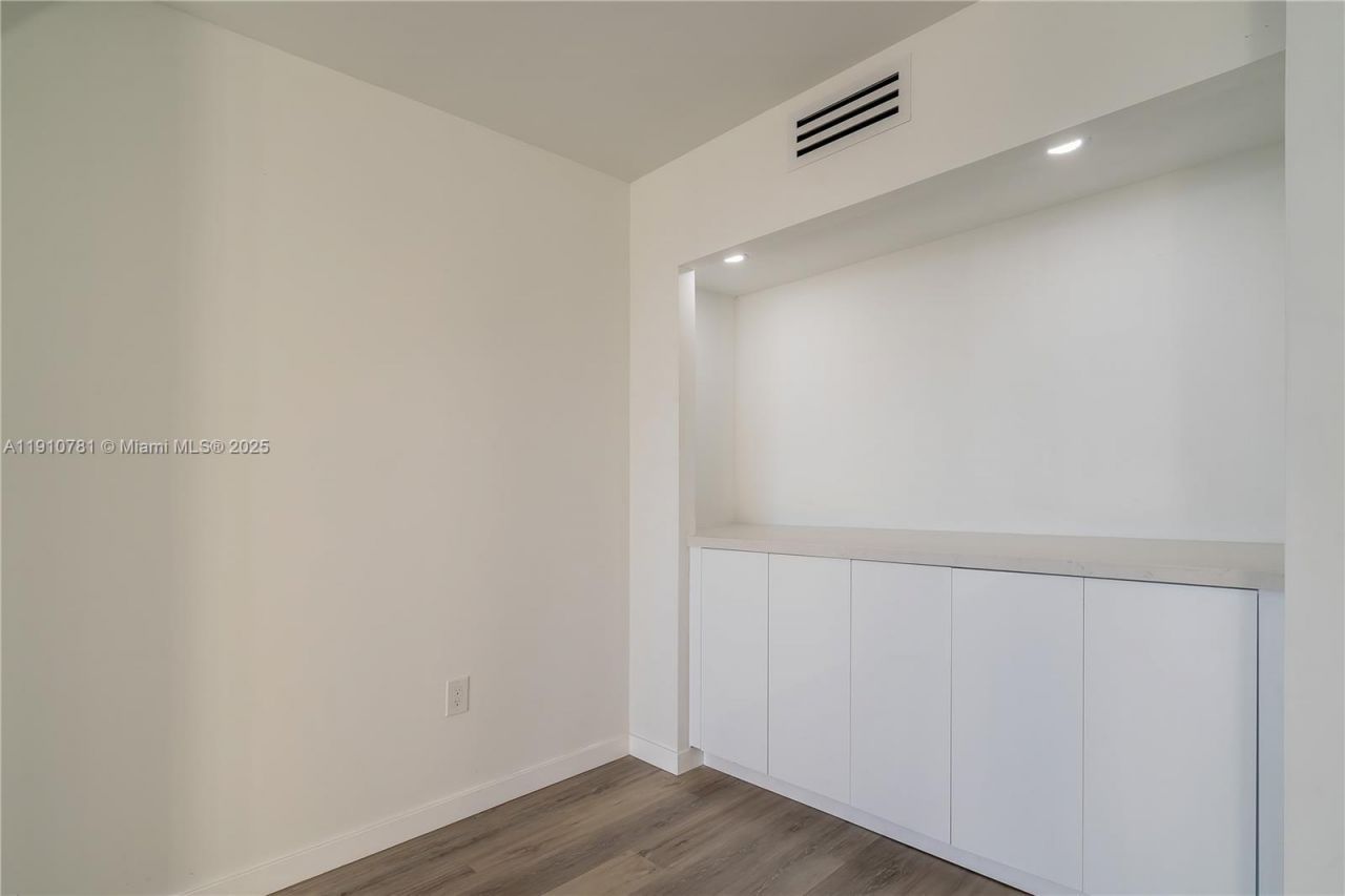 3675 N Country Club Dr, Unit 1906, Aventura, FL 33180 Photo