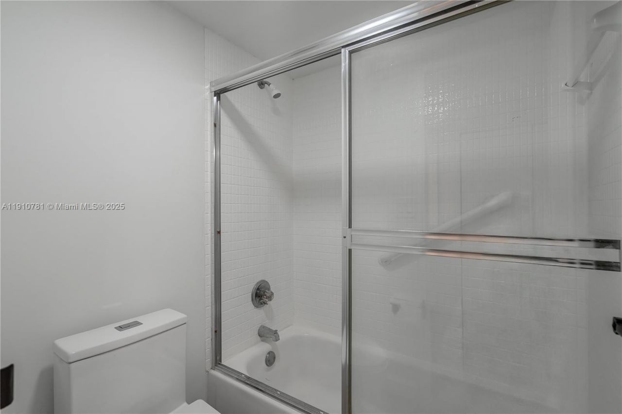 3675 N Country Club Dr, Unit 1906, Aventura, FL 33180 Photo