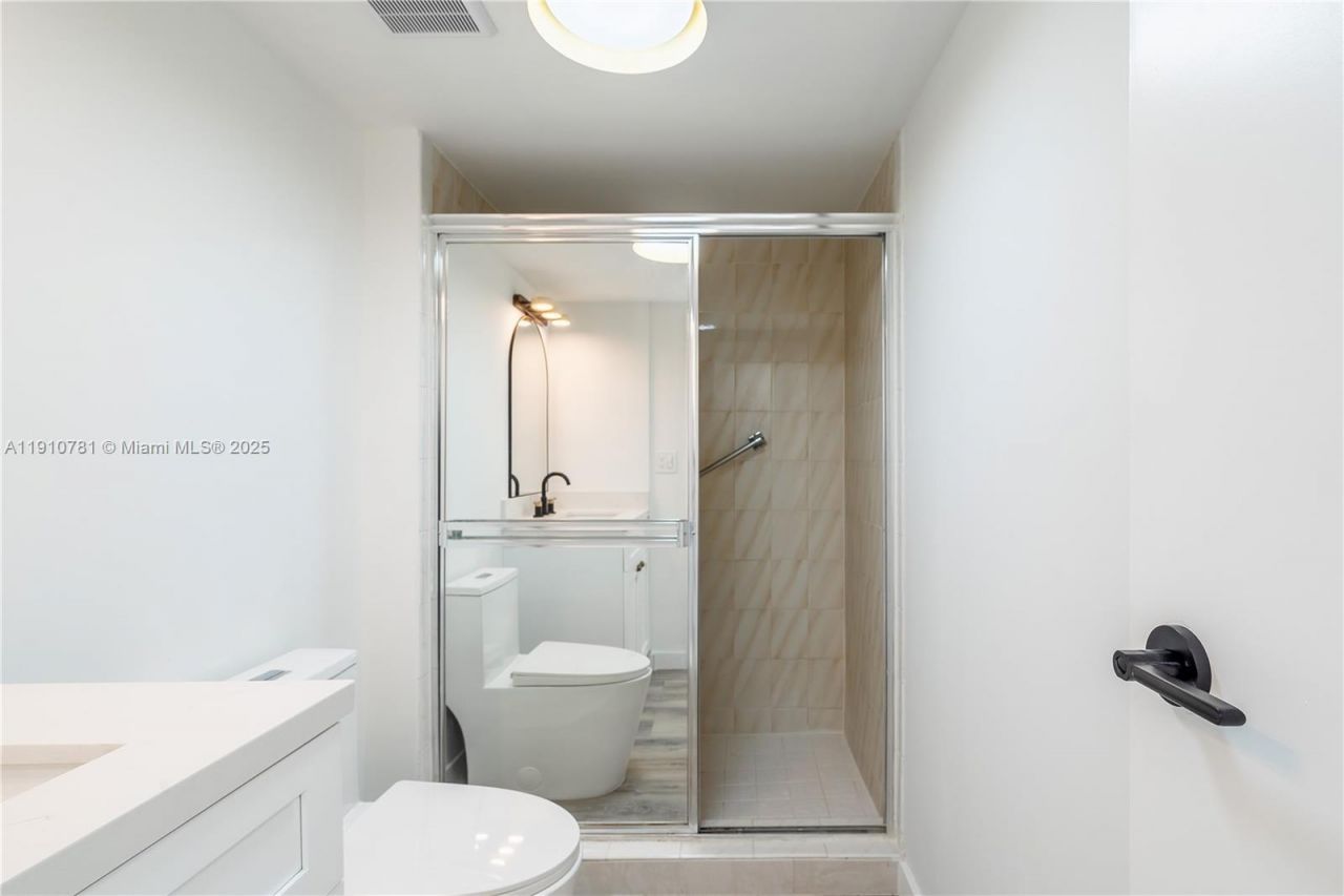 3675 N Country Club Dr, Unit 1906, Aventura, FL 33180 Photo