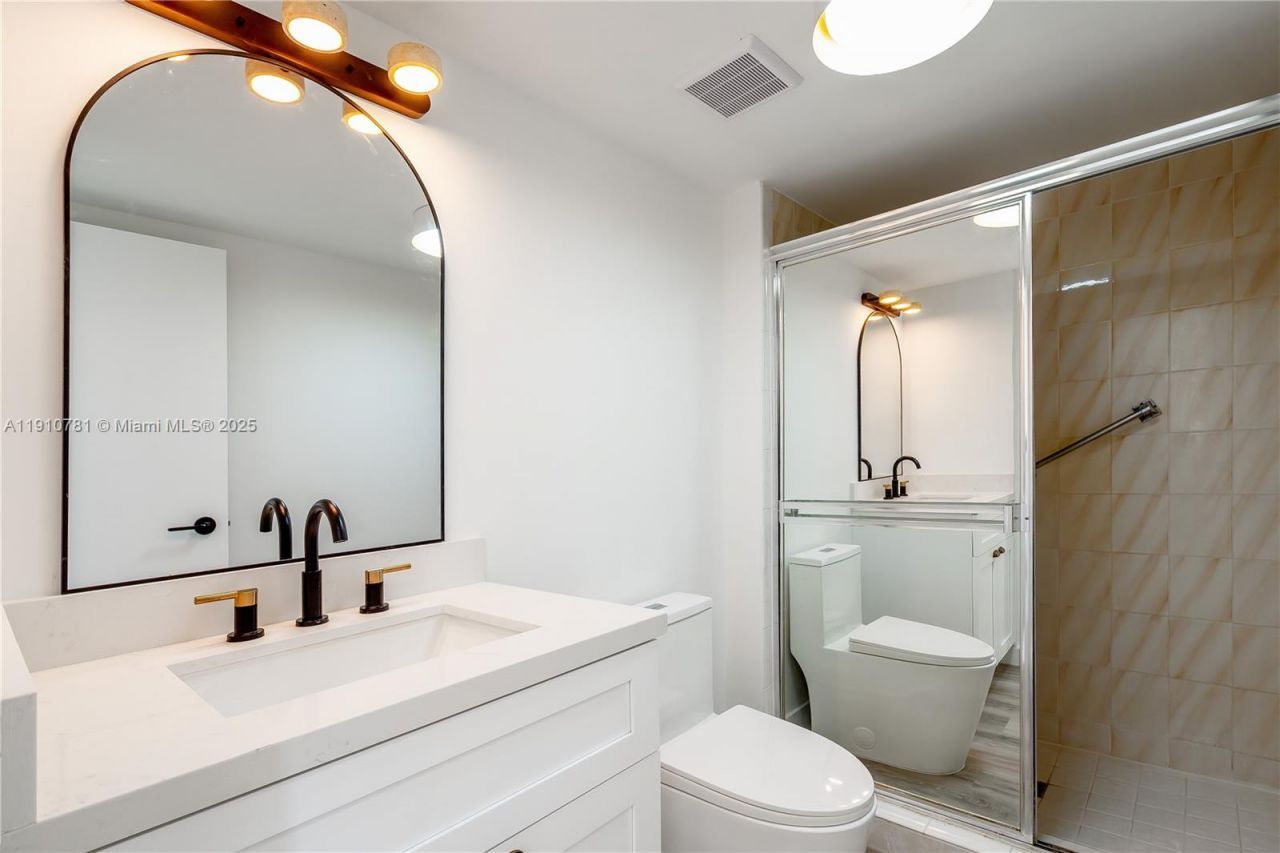 3675 N Country Club Dr, Unit 1906, Aventura, FL 33180 Photo