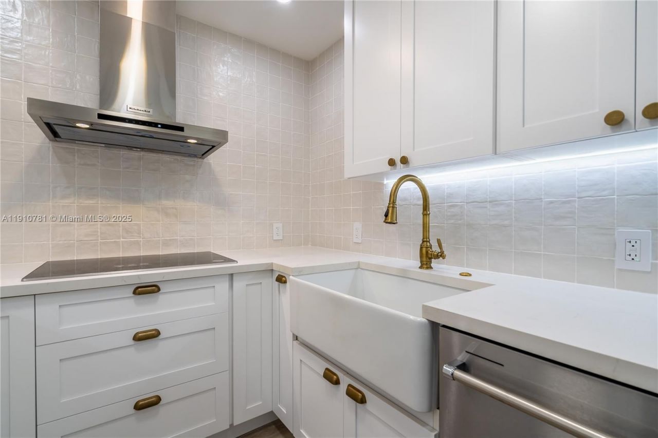 3675 N Country Club Dr, Unit 1906, Aventura, FL 33180 Photo