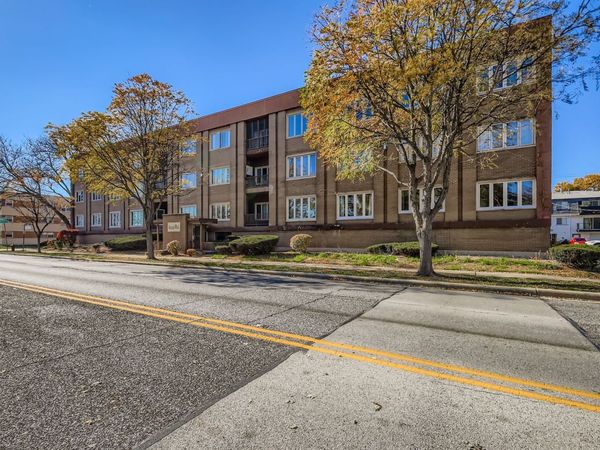10048 S Pulaski Road, Unit 1E, Oak Lawn, IL 60453