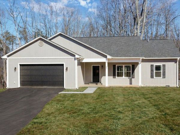 42 Belvoir CIR, Moneta, VA 24121