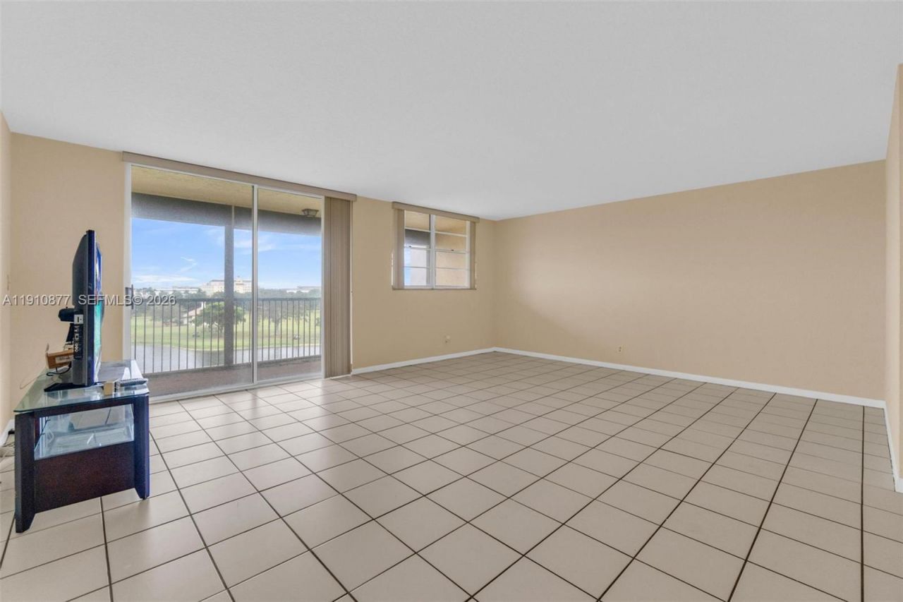 3100 W Rolling Hills Cir, Unit 707, Davie, FL 33328 Photo