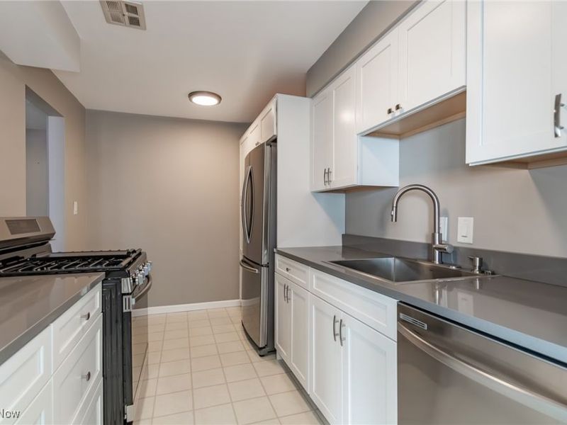 12900 Lake Avenue, Unit 1208, Lakewood, OH 44107 Photo 8