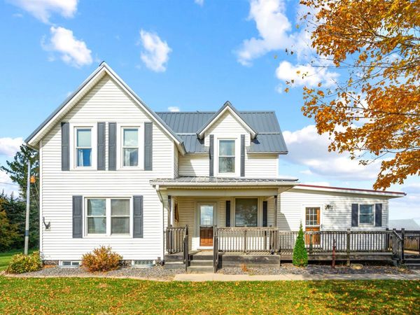 8212 98th Street, Wyoming, IA 52362