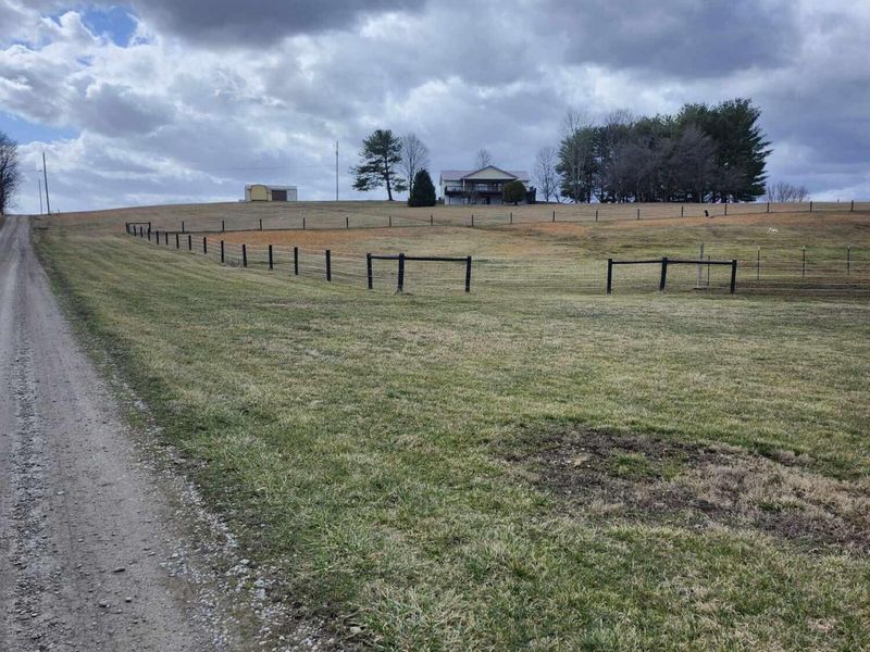 920 Hanna Lane, Londonderry, OH 45647 Photo 2