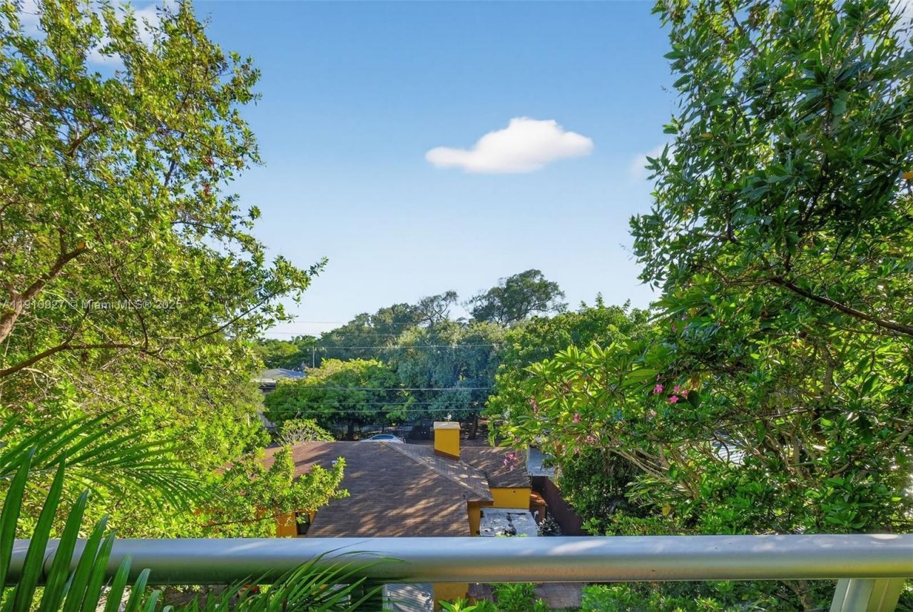 720 NE 62nd St, Unit 311, Miami, FL 33138 Photo