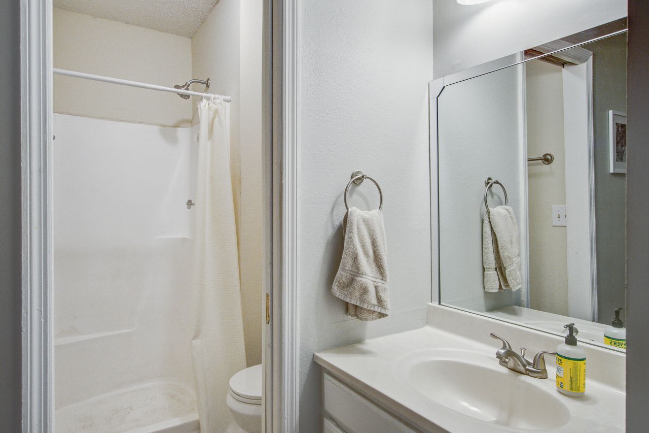 1402 Camp Road Photo 10