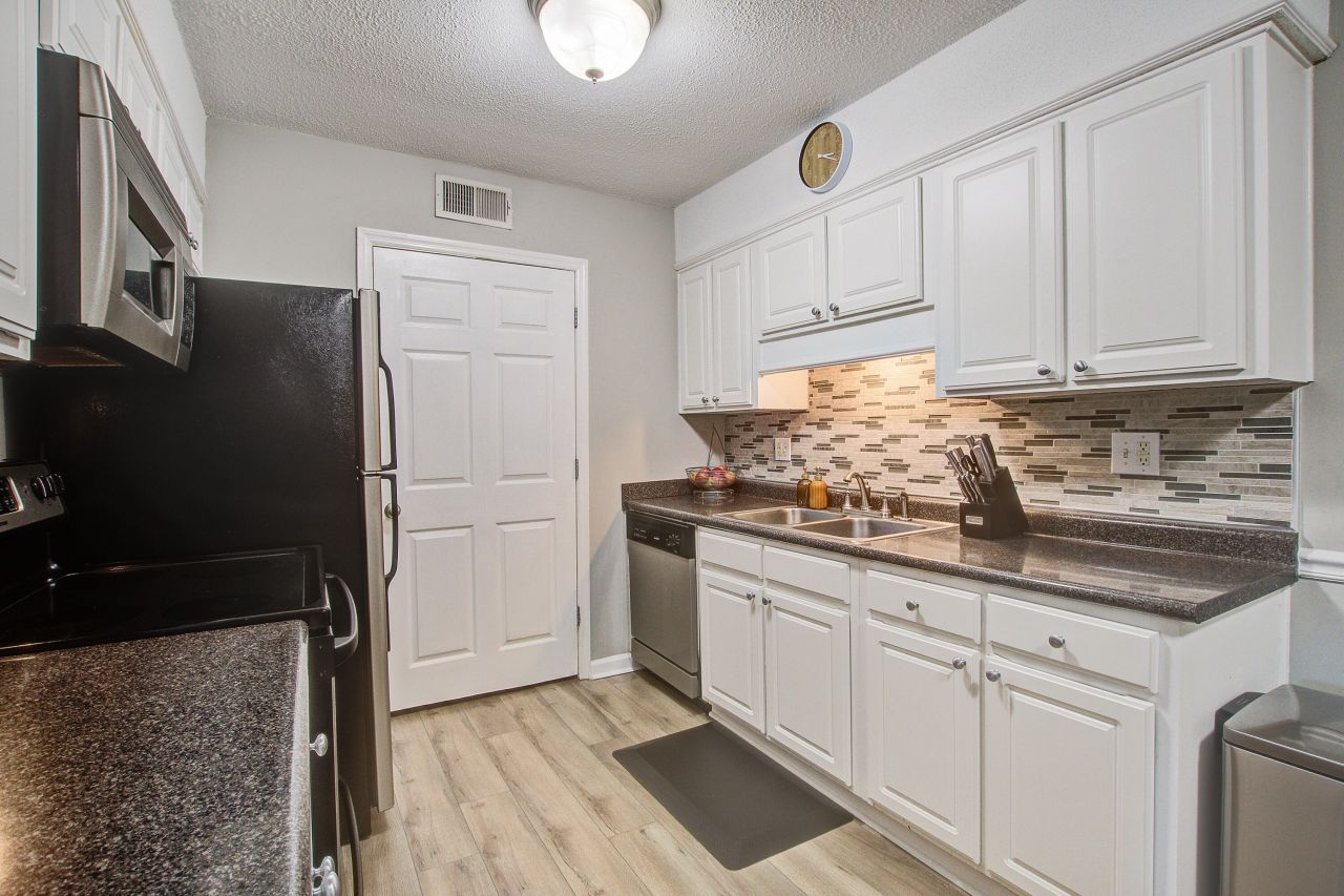 1402 Camp Road Photo 4