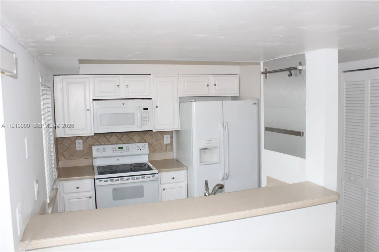 180 Riviera Cir, Unit 30-5, Weston, FL 33326 Photo