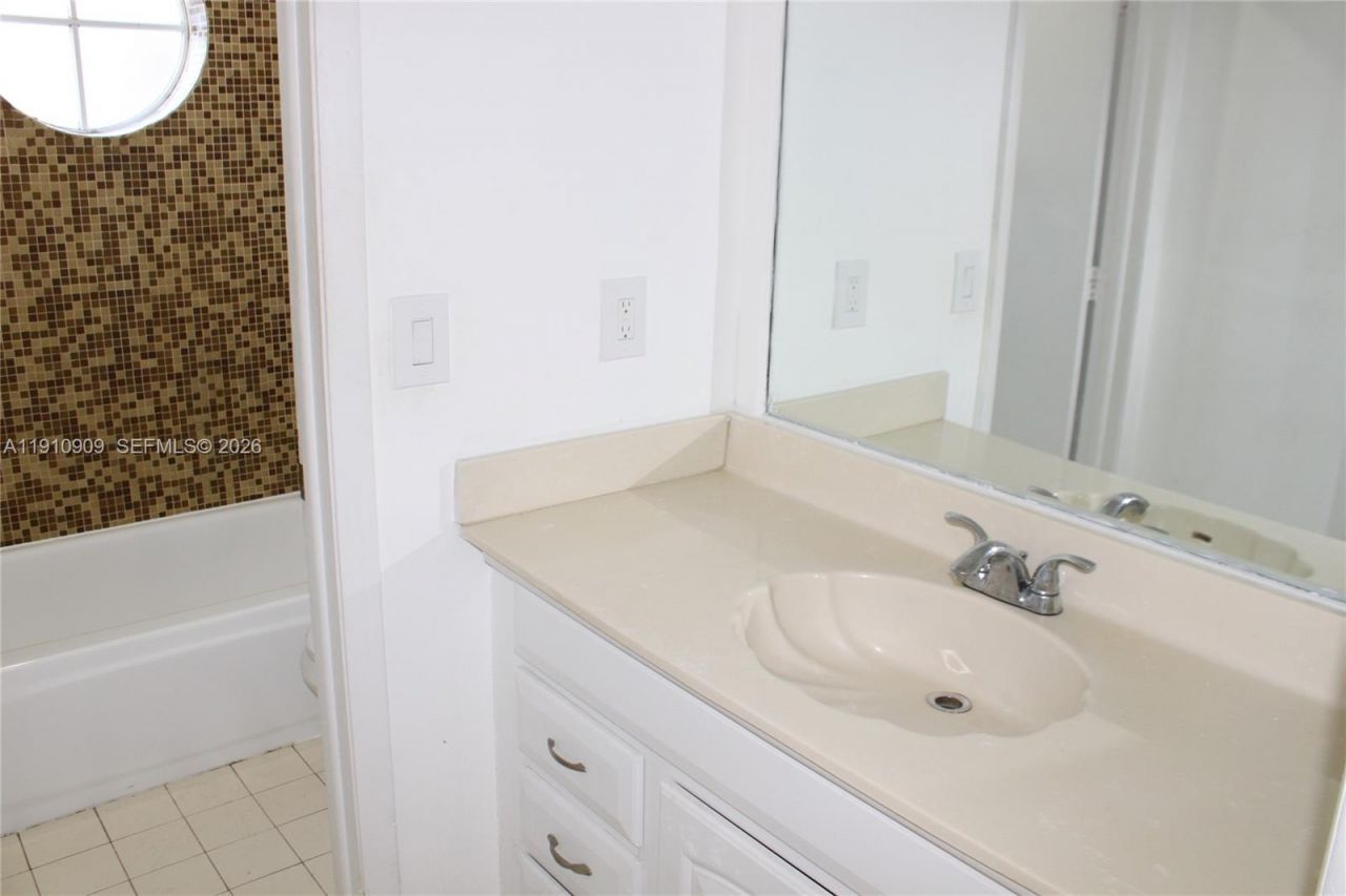 180 Riviera Cir, Unit 30-5, Weston, FL 33326 Photo