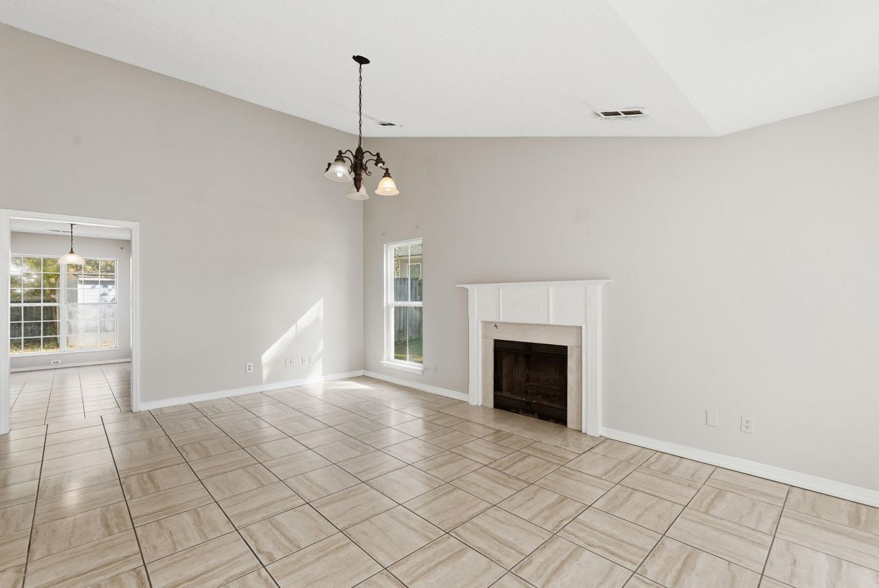 482 Courtland Drive Photo 5