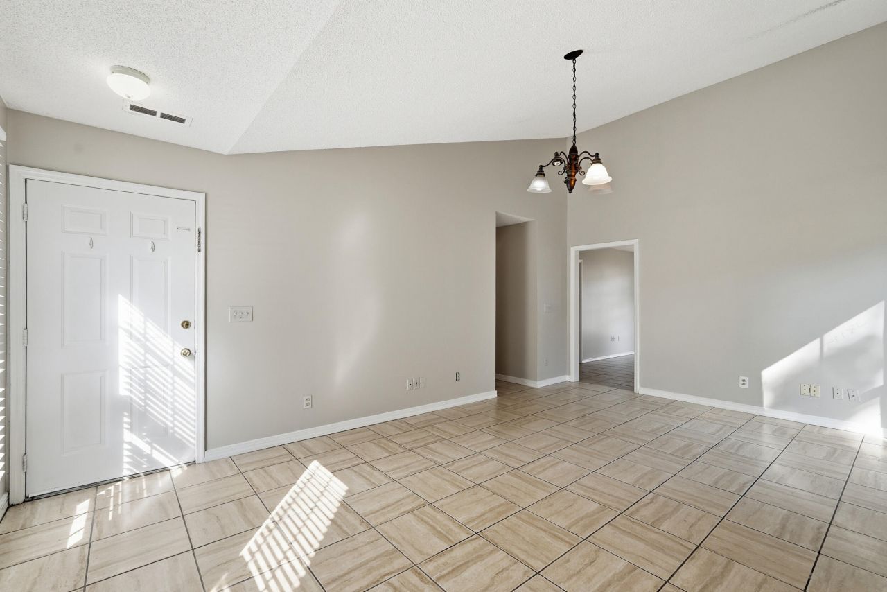 482 Courtland Drive Photo 6