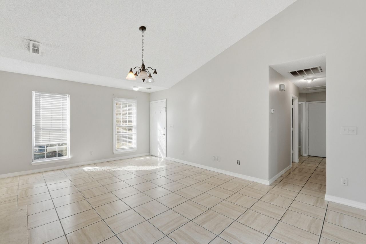 482 Courtland Drive Photo 7