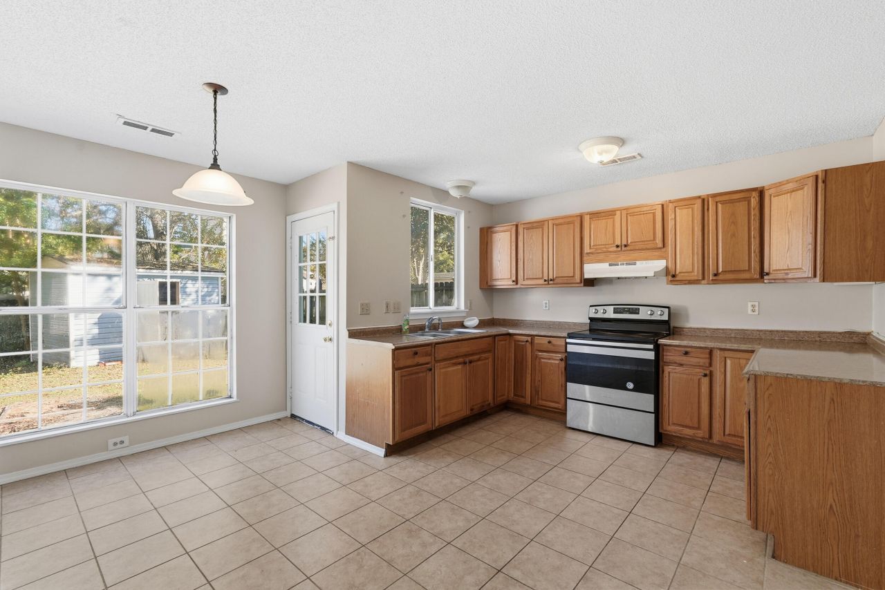 482 Courtland Drive Photo 8