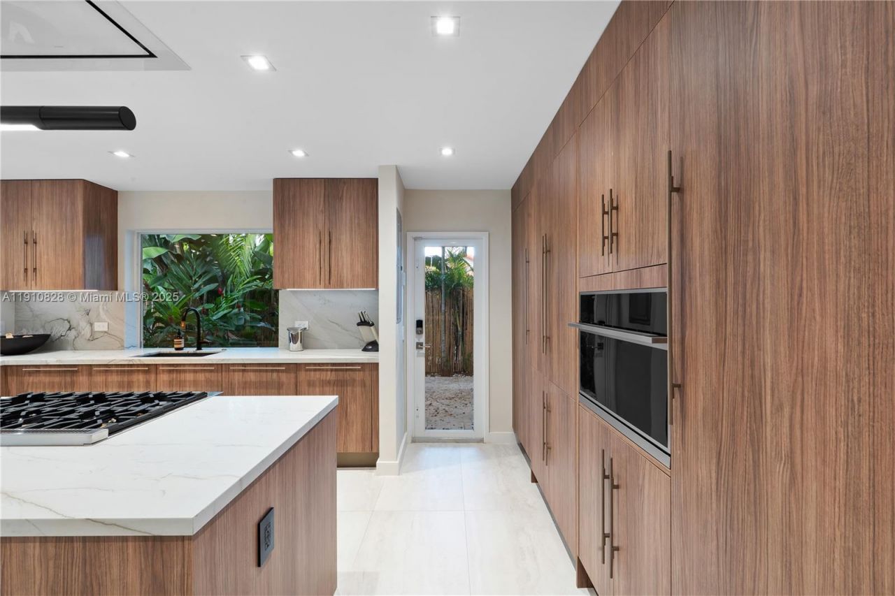1075 NE 99th St, Miami Shores, FL 33138 Photo