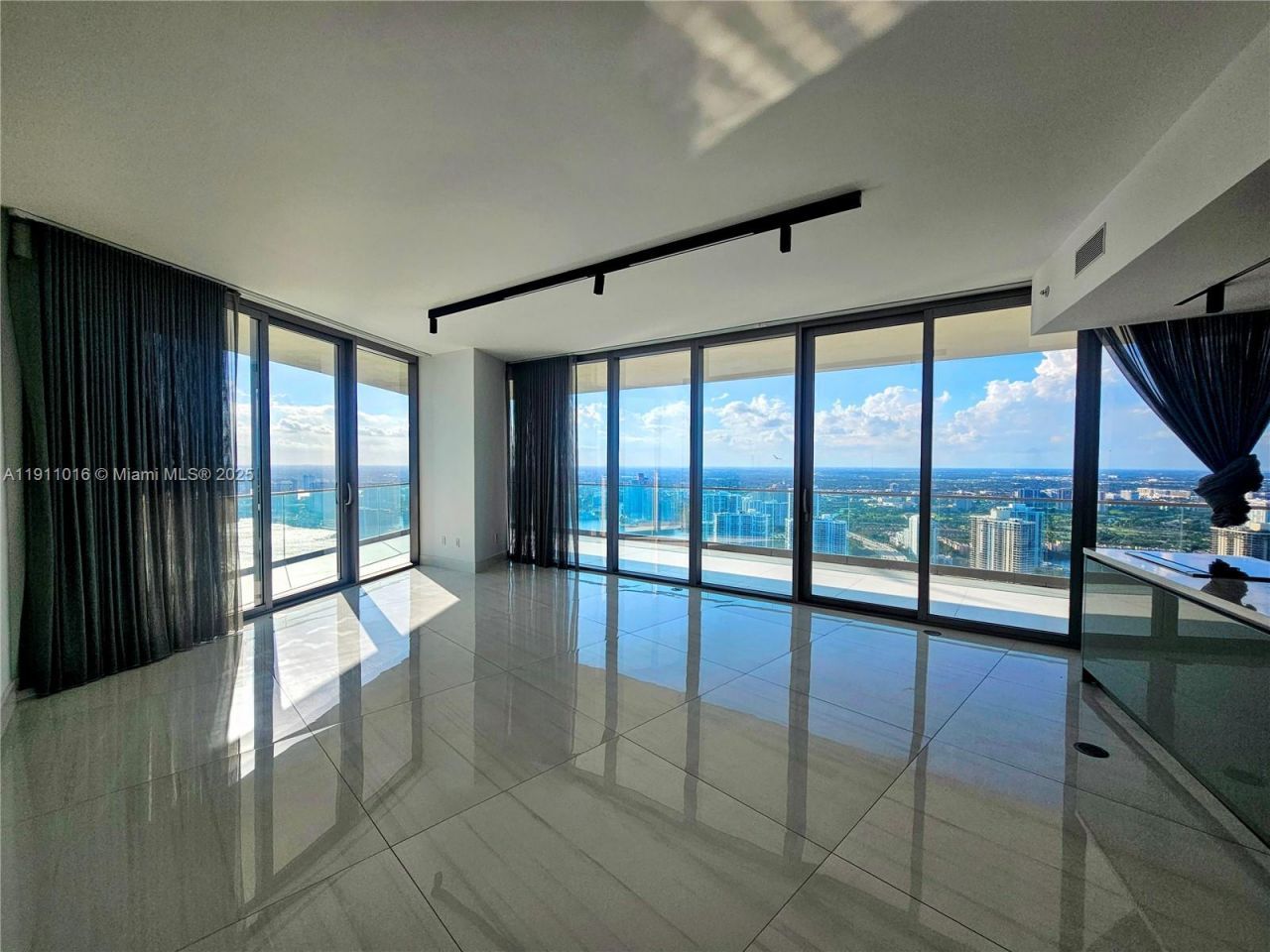18975 Collins Ave, Unit 4605, Sunny Isles Beach, FL 33160 Photo