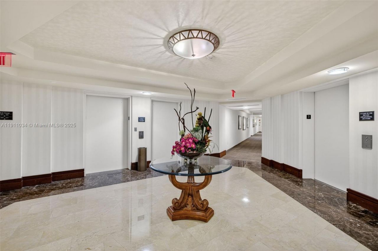 19501 W Country Club Dr, Unit 313, Aventura, FL 33180 Photo