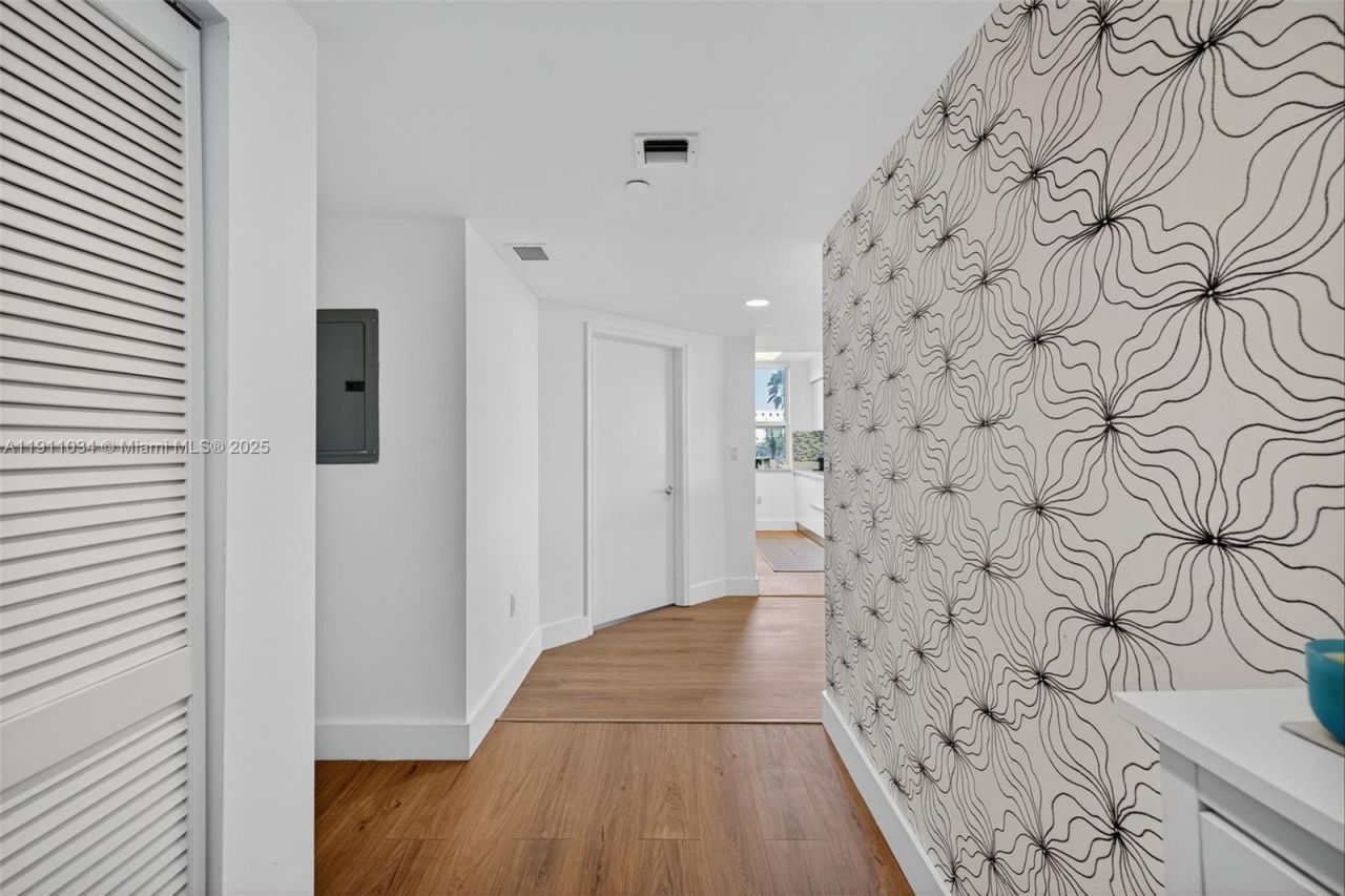 19501 W Country Club Dr, Unit 313, Aventura, FL 33180 Photo