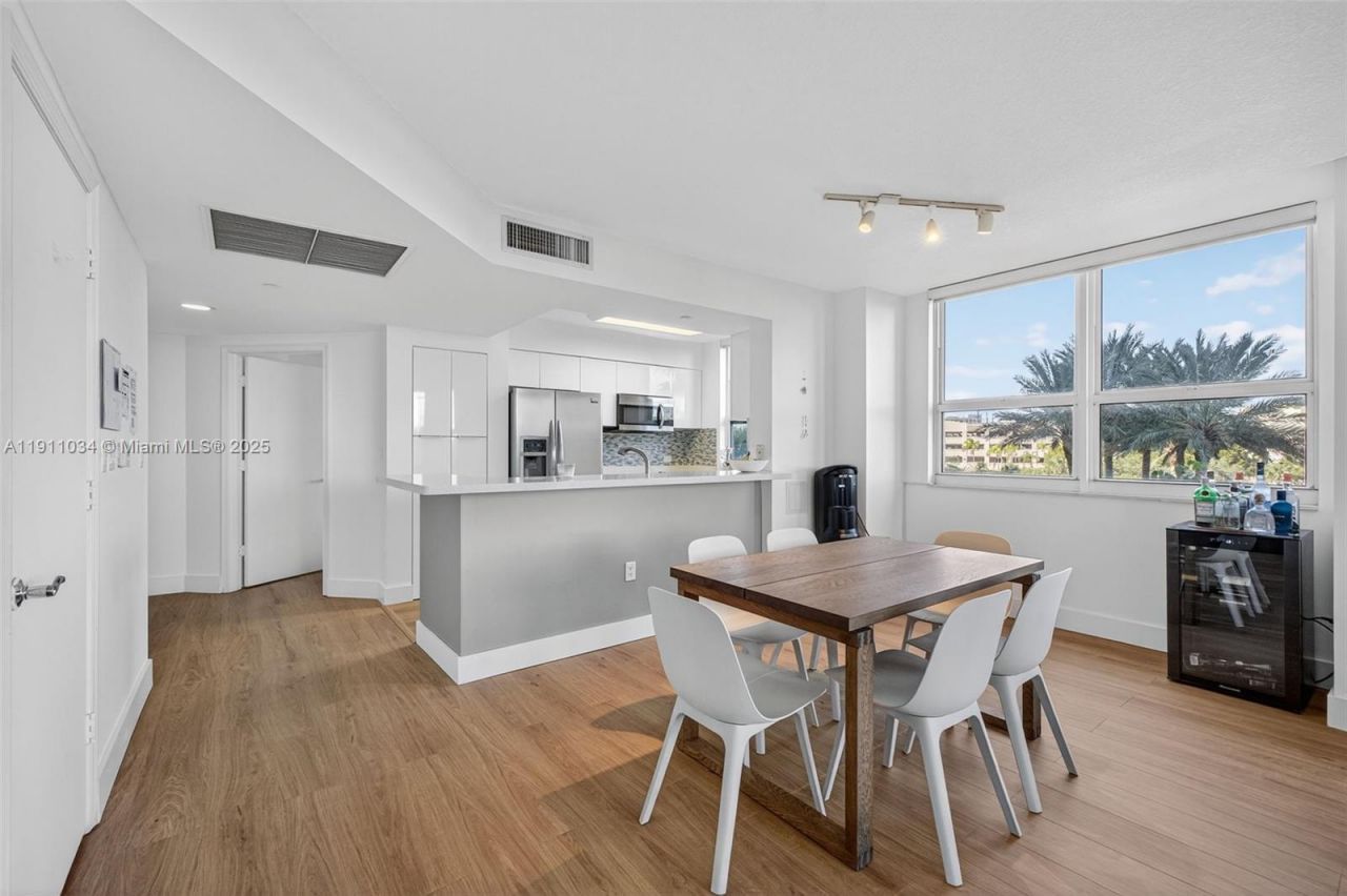 19501 W Country Club Dr, Unit 313, Aventura, FL 33180 Photo