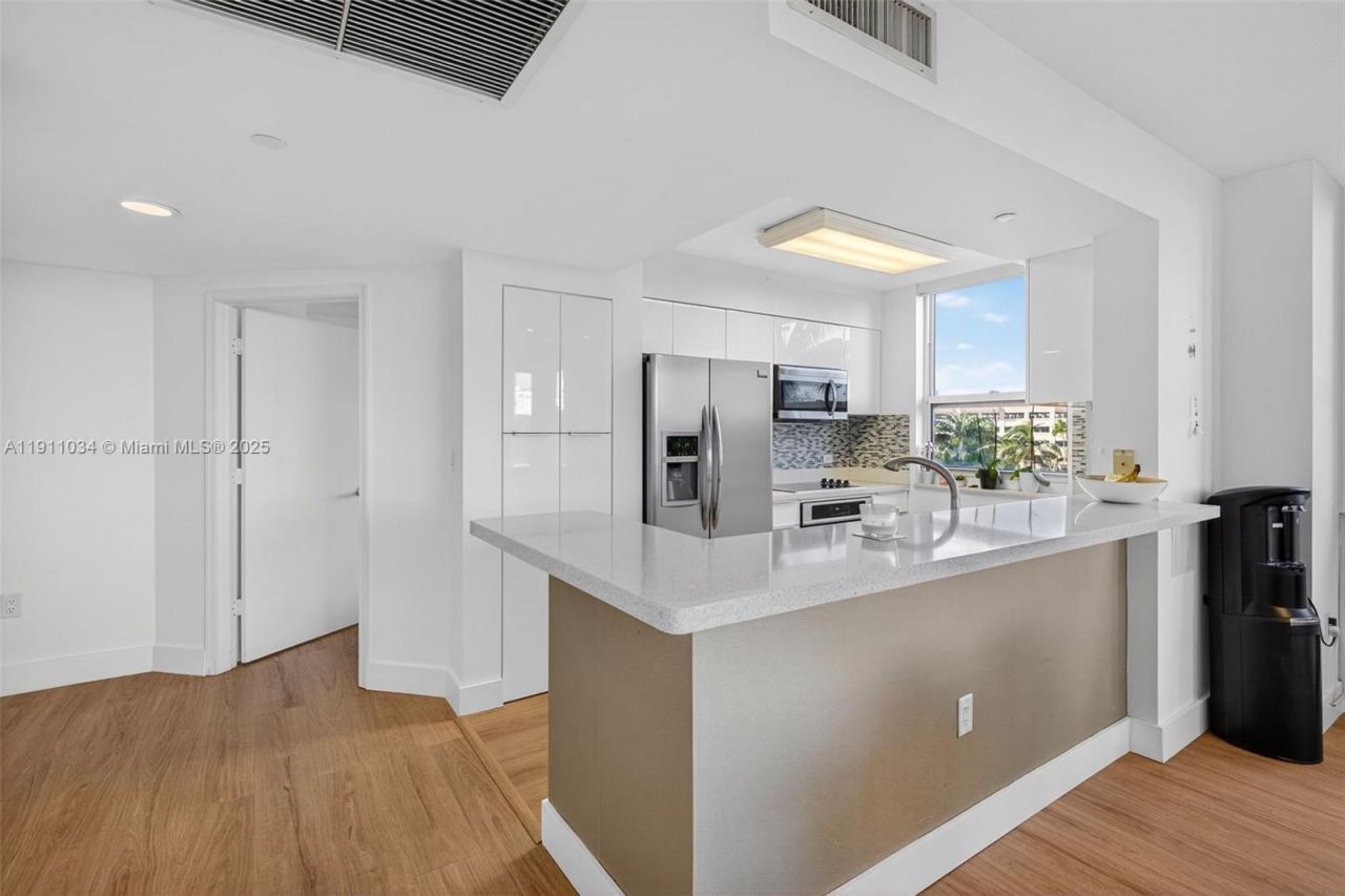 19501 W Country Club Dr, Unit 313, Aventura, FL 33180 Photo