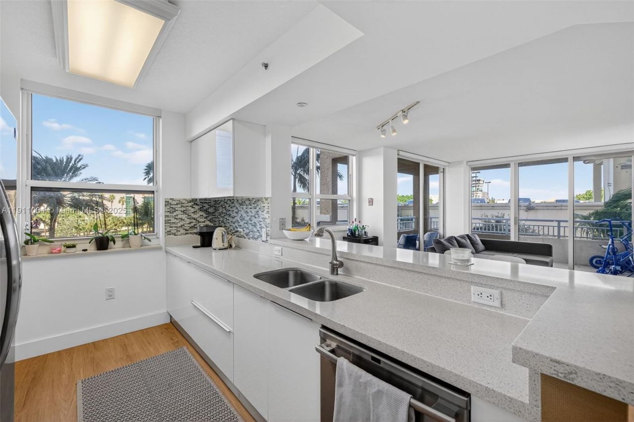 19501 W Country Club Dr, Unit 313, Aventura, FL 33180 Photo